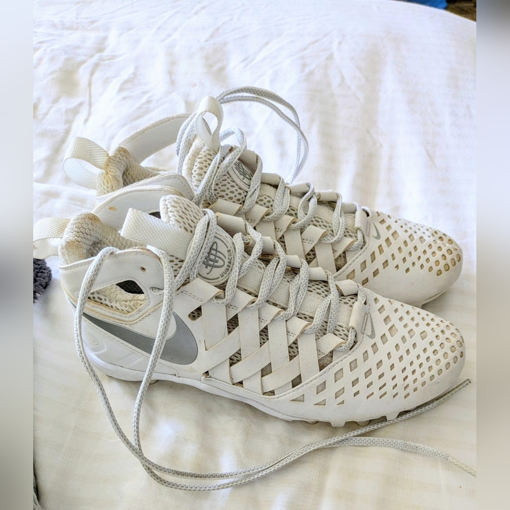 NIKE HUARACHE V LAX LACROSSE CLEATS WOMENS US 6 WHITE / SILVER 807142-100 WORN O